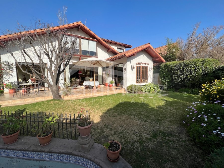 CASA CON PRECIOSO JARDÍN, CERCANA A COLEGIOS