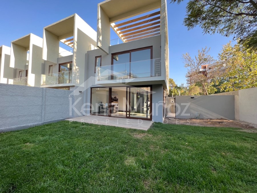 CASA NUEVA EN TOWNHOUSE CON JARDIN PRIVADO Y TERRAZA PANORAMICA 