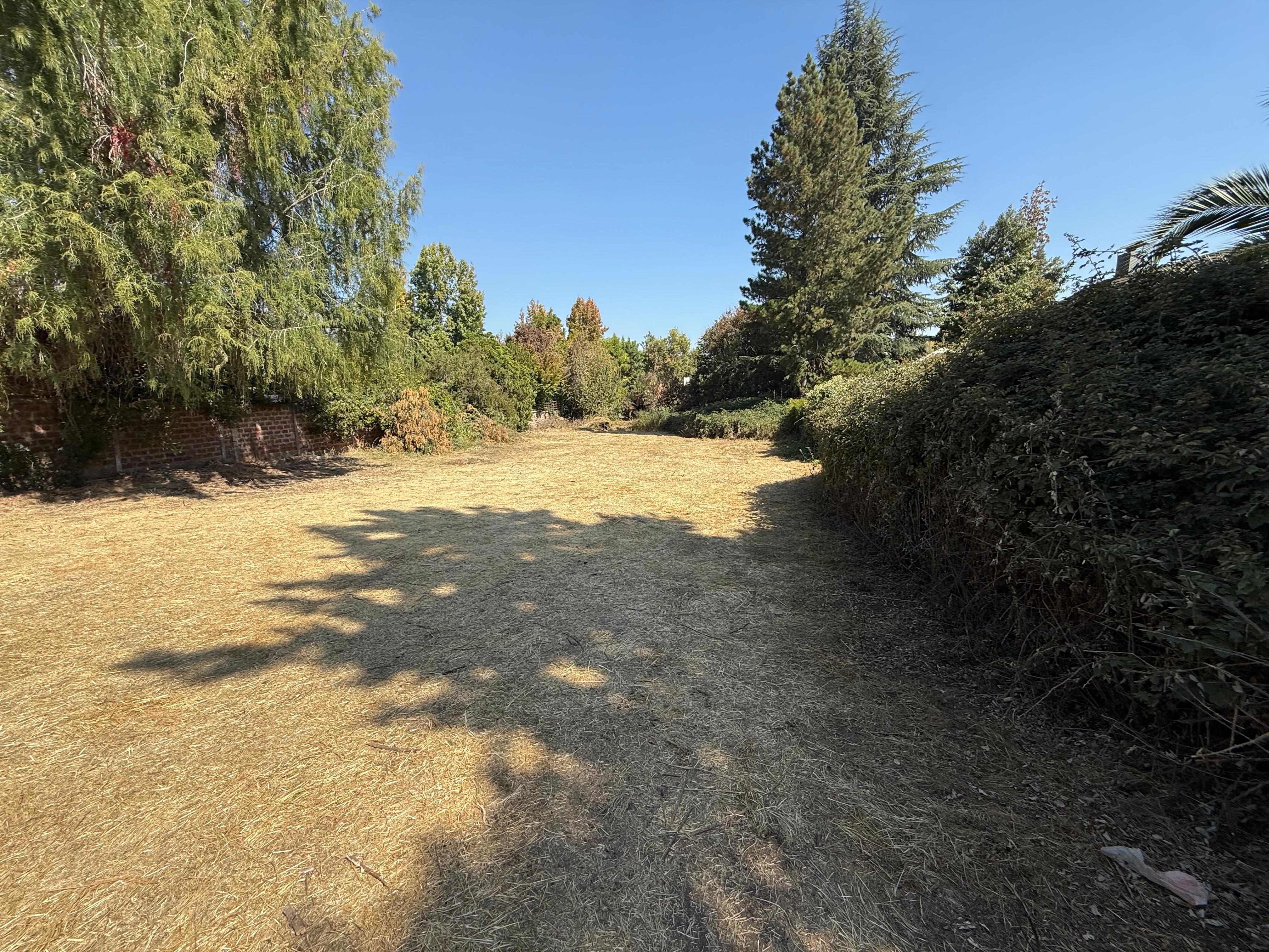 Sitio en La Foresta. Urbanizado, uso habitacional.