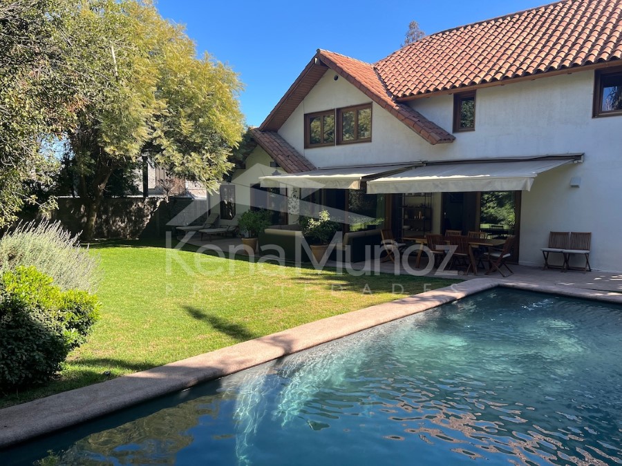 PRECIOSA CASA EN CONDOMINIO CON GRAN JARDIN   