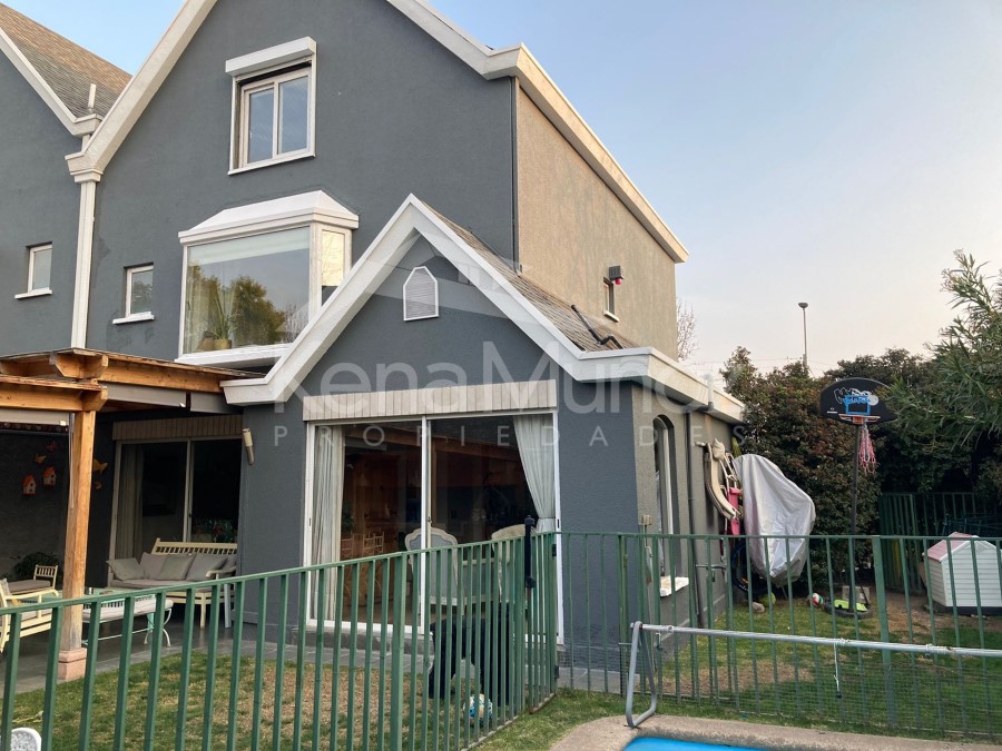 CASA EN EXCELENTE ESTADO, MUY LUMINOSA