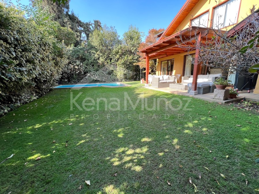 CASA CON PRECIOSO JARDIN, CAMINABLE A COLEGIOS