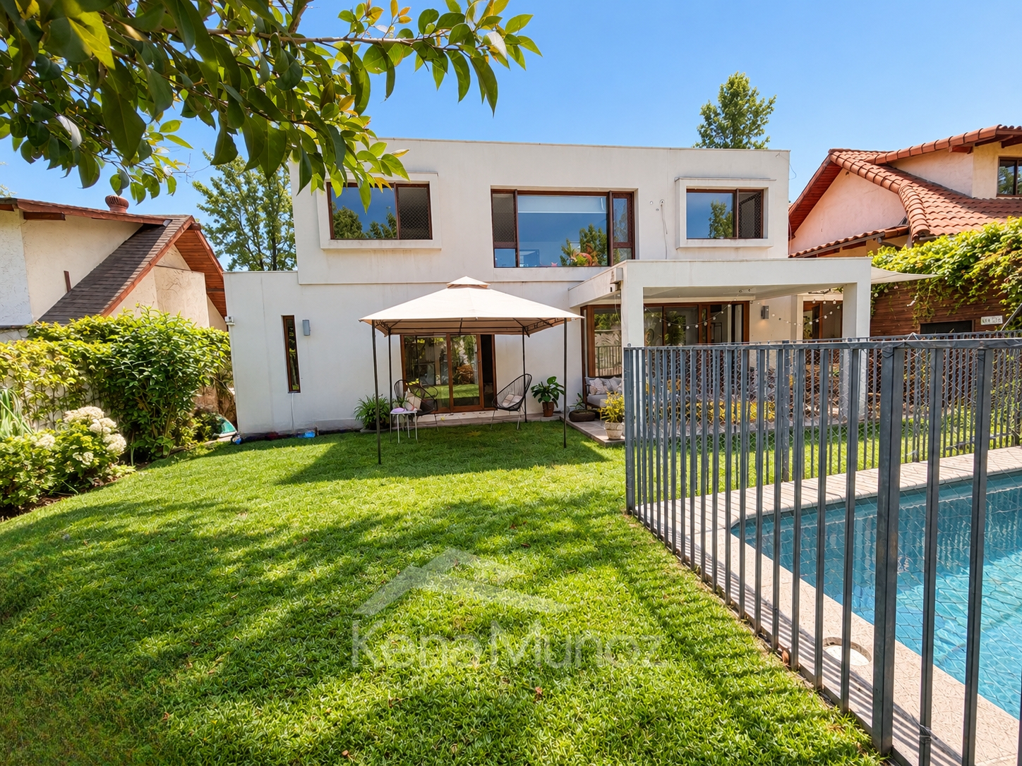 Linda Casa Mediterránea Remodelada con Jardín y Piscina