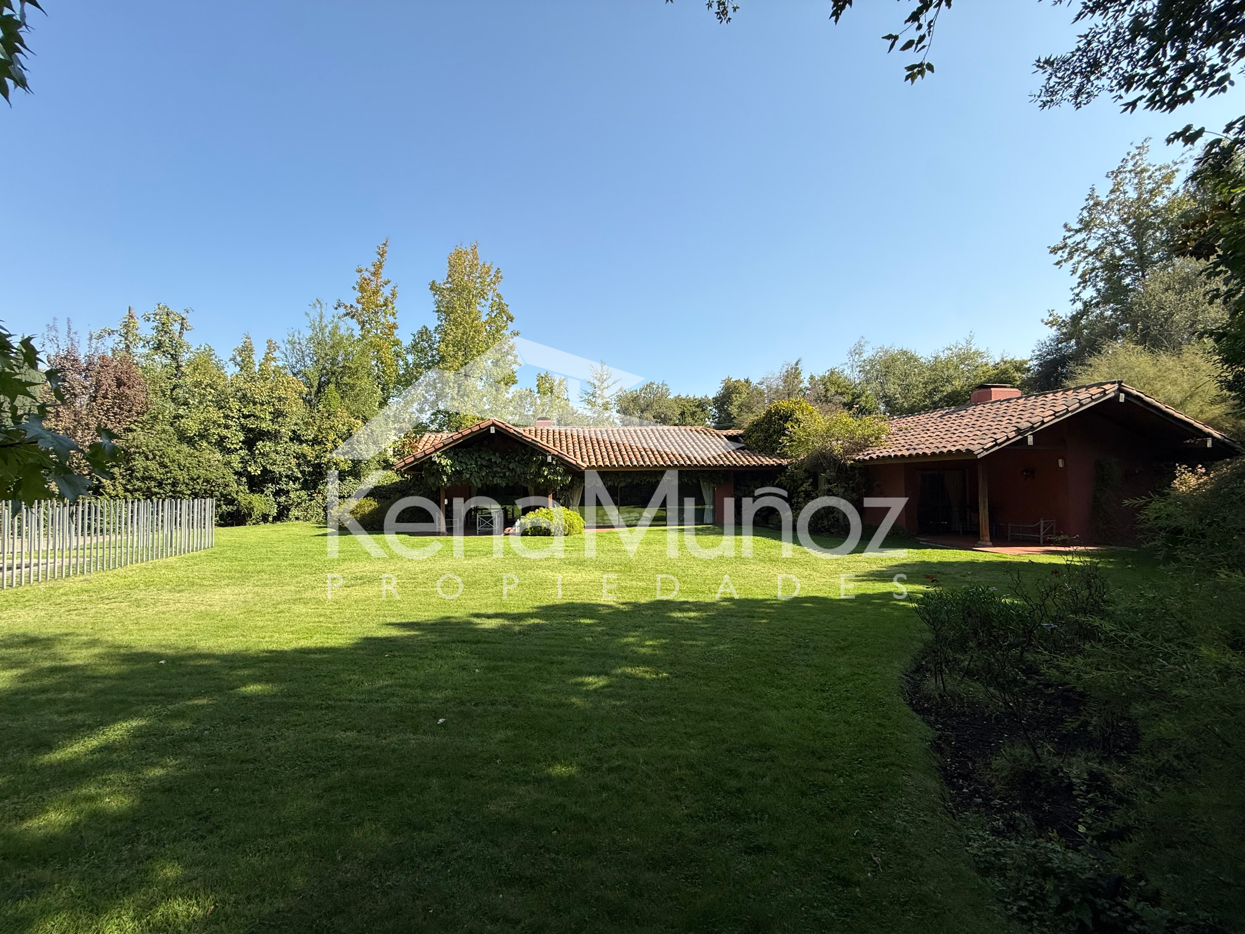 CASA CON  MARAVILLOSO JARDÍN 