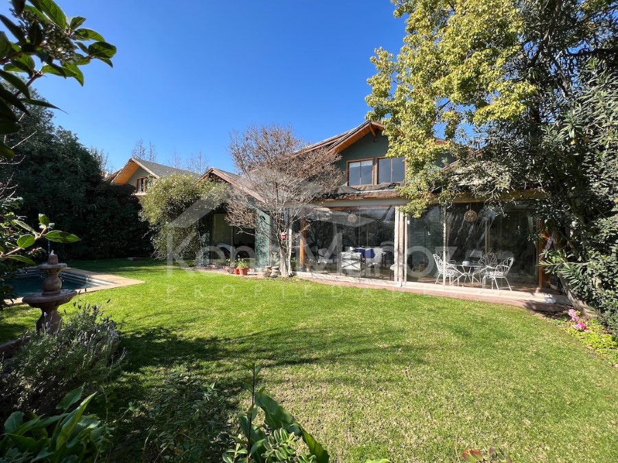 CASA MUY LUMINOSA CON AMPLIO JARDIN