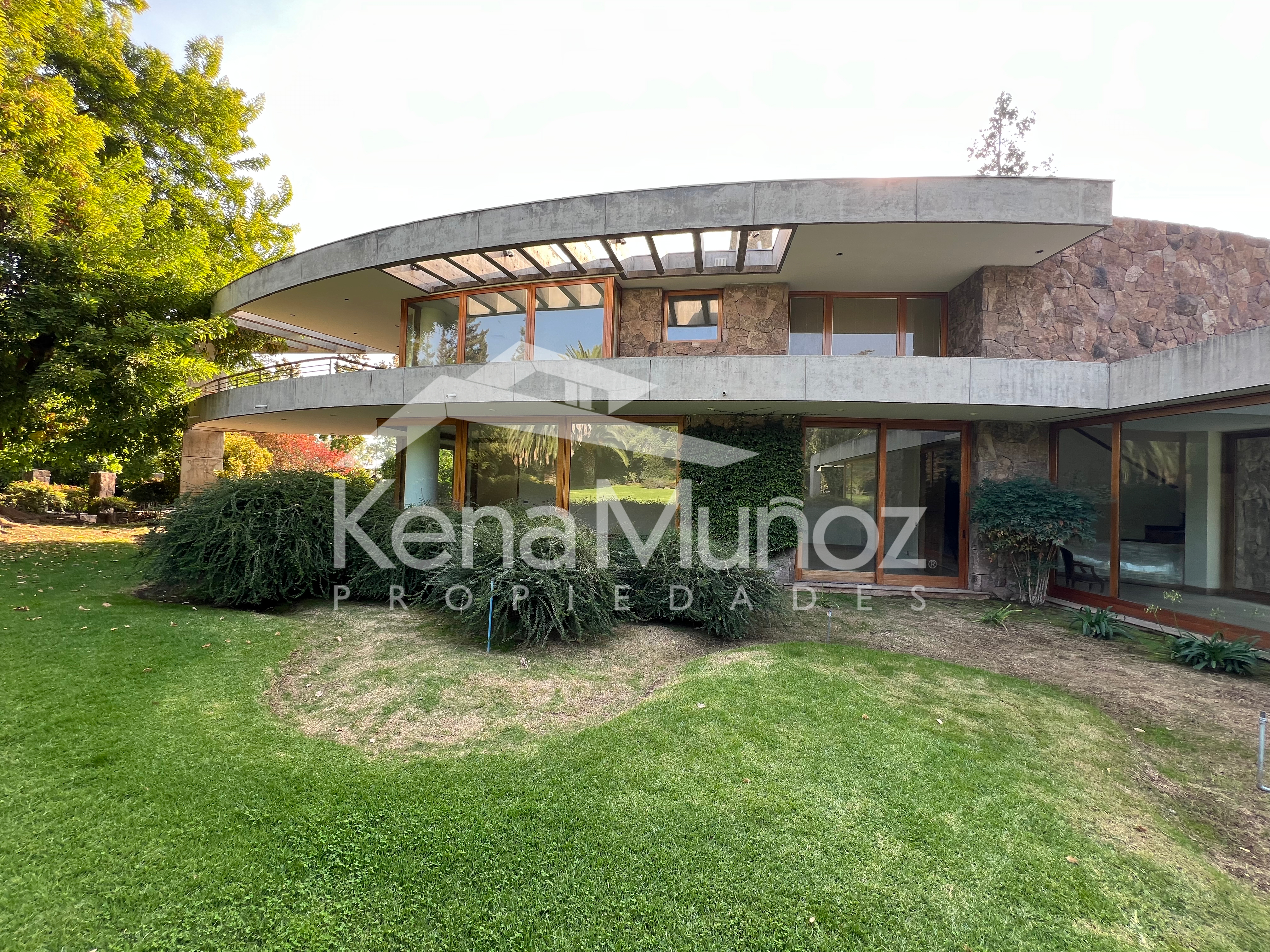 ELEGANTE Y EXCLUSIVA CASA, EN DOMINICOS ANTIGUO