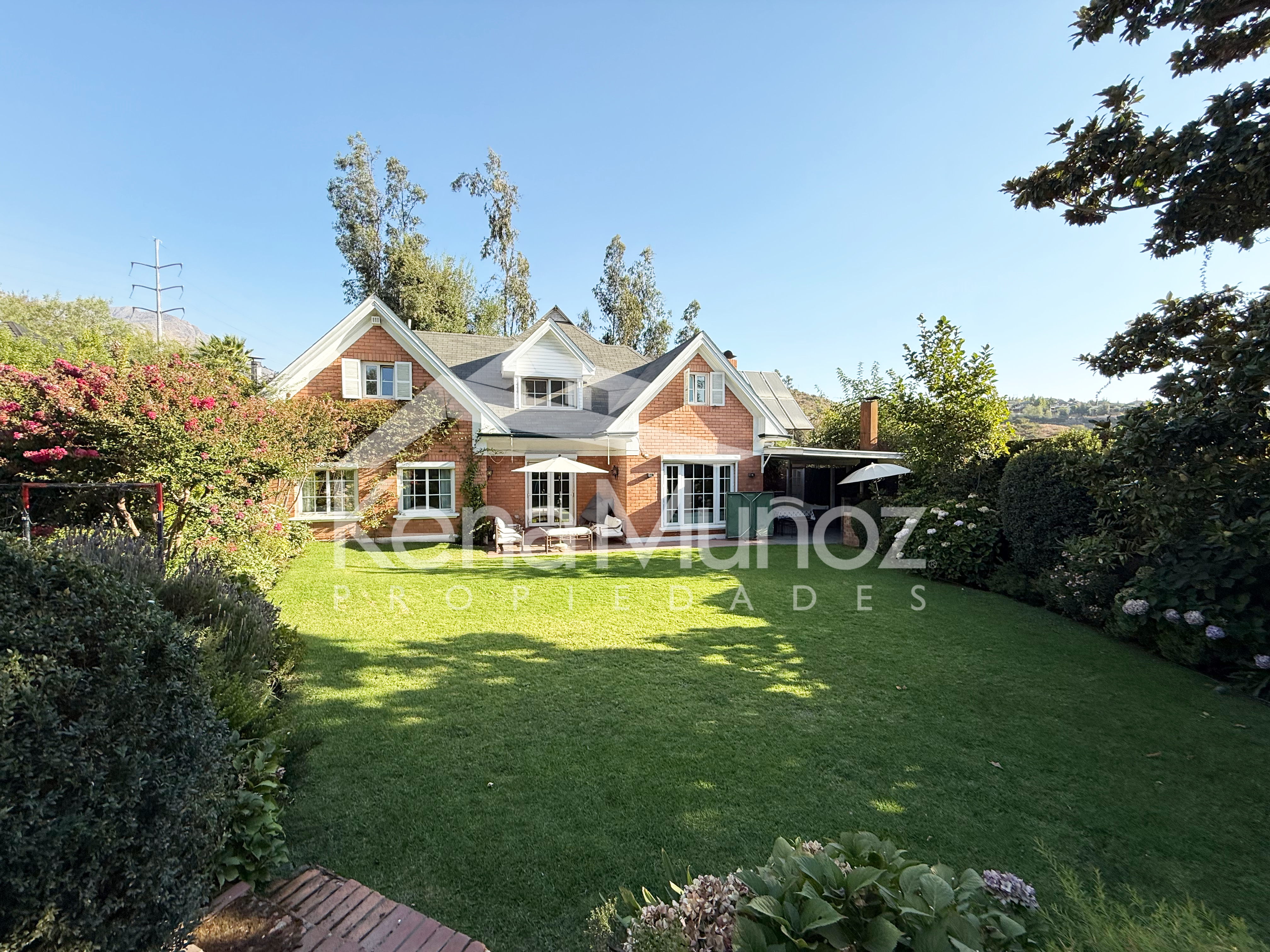 GRAN CASA NOR ORIENTE CON PRECIOSO JARDÍN