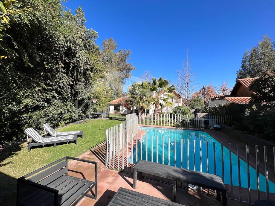 CASA EN CONDOMINIO CON GRAN JARDÍN
