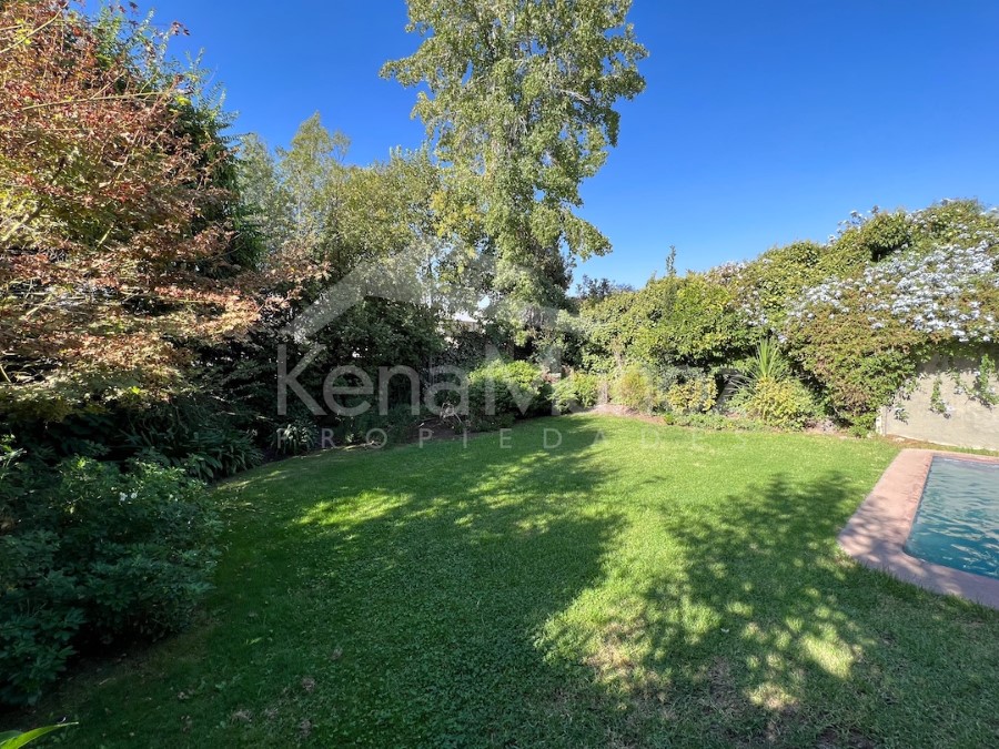 CASA EN EXCELENTE ESTADO CON PRECIOSO JARDÍN