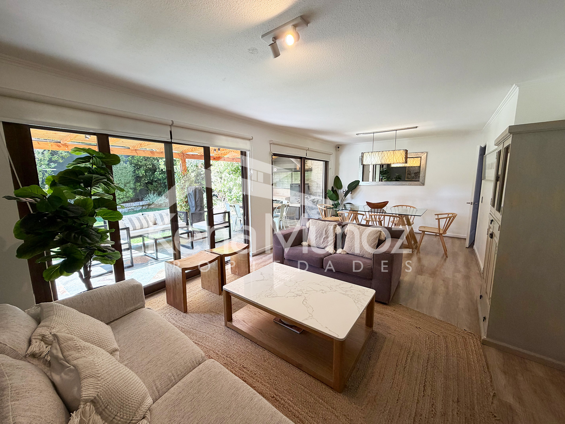  PRECIOSA CASA REMODELADA CON LINDO JARDÍN