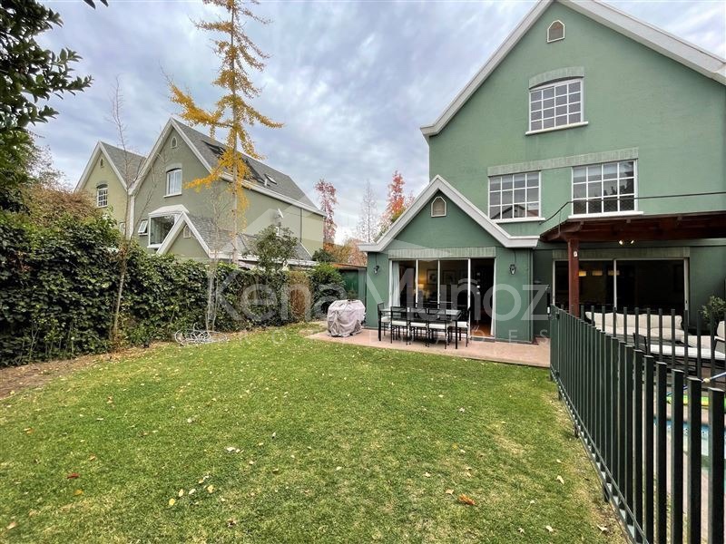 CASA IMPECABLE CON RICO JARDÍN
